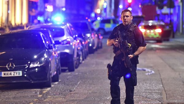 An armed police stands on Borough High Street as police are dealing with an incident on London Bridge in London, Saturday, June 3, 2017. - Sputnik Brasil