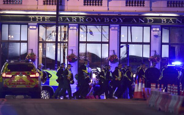 Police Officers walking on Borough High Street as police are dealing with an incident on London Bridge in London, Saturday, June 3, 2017. - Sputnik Brasil