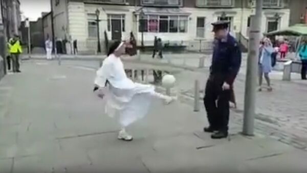 Freira e policial batem bola em Limerick, Irlanda - Sputnik Brasil