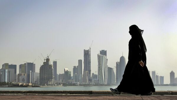 Uma mulher observa os arranha-céus de Doha, no Qatar - Sputnik Brasil