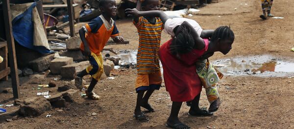 Nesta foto de 25 de novembro de 2014, crianças são vistas brincando no porto de Conakry, Guiné. Muitas pessoas morreram no país por causa da malária, que, segundo dados oficiais, ceifou mais vidas do que o ebola - Sputnik Brasil