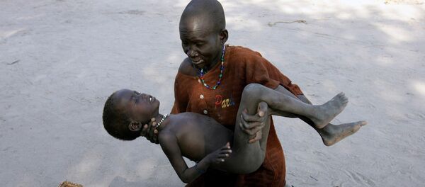 Uma mulher coloca o seu filho, que tem malária, em uma canasta para levá-lo a um hospital dos Médicos sem Fronteiras, no Sudão do Sul em 21 de dezembro de 2005 - Sputnik Brasil