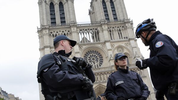 Policiais franceses perto de Notre-Dame de Paris - Sputnik Brasil