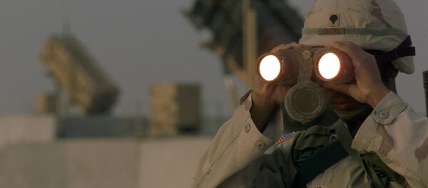 US soldier uses a pair of binoculars to scans the landscape around his Patriot Missiles based at Al Udeid AB, Qatar US soldier uses a pair of binoculars to scans the landscape around his Patriot Missiles based at Al Udeid AB, Qatar - Sputnik Brasil