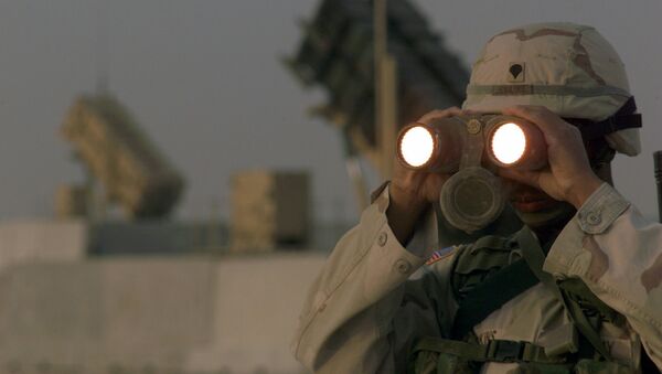 US soldier uses a pair of binoculars to scans the landscape around his Patriot Missiles based at Al Udeid AB, Qatar - Sputnik Brasil
