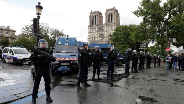 Agentes de polícia ocupam o centro de Paris após ataque perto da Catedral de Notre-Dame - Sputnik Brasil