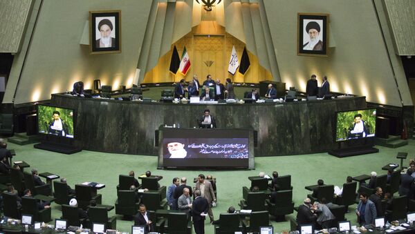 No parlamento do Irã, o ministro da Inteligência, Mahmoud Alavi (no centro), responde a perguntas dos deputados, em 25 de outubro de 2016 - Sputnik Brasil