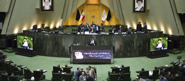 No parlamento do Irã, o ministro da Inteligência, Mahmoud Alavi (no centro), responde a perguntas dos deputados, em 25 de outubro de 2016 - Sputnik Brasil