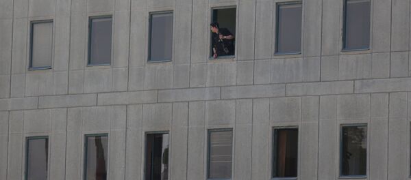 Policial iraniano olhando da janela do edifício do Parlamento iraniano - Sputnik Brasil