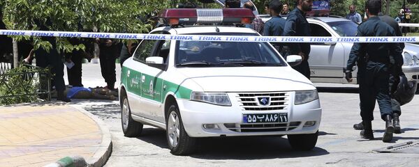 Corpo do suspeito terrorista deitado no chão e cercado por policiais perto do Mausoléu do aiatolá Khomeini, Irã, 7 de junho de 2017 - Sputnik Brasil