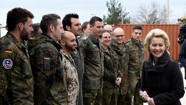 A ministra alemã da Defesa, Ursula von der Leyen, conversa com militares alemães durante uma visita à base aérea de Incirlik, onde tropas alemãs estavam instaladas, em 21 de janeiro de 2016 - Sputnik Brasil