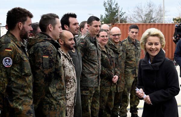 A ministra alemã da Defesa, Ursula von der Leyen, conversa com militares alemães durante uma visita à base aérea de Incirlik, onde tropas alemãs estavam instaladas, em 21 de janeiro de 2016 - Sputnik Brasil