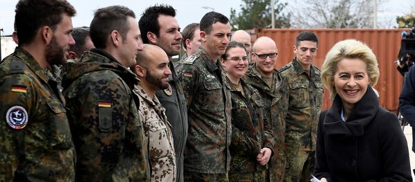 A ministra alemã da Defesa, Ursula von der Leyen, conversa com militares alemães durante uma visita à base aérea de Incirlik, onde tropas alemãs estavam instaladas, em 21 de janeiro de 2016 - Sputnik Brasil