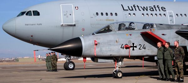 Um grupo de pilotos de guerra da Alemanha são vistos perto de um caça e de uma aeronave de transporte após a visita à base aérea turca de Incirlik do secretário de Defesa norte-americano, Ashton Carter, em 15 de dezembro de 2015 - Sputnik Brasil