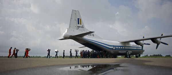 Um Shaanxi Y-8 da Força Aérea de Mianmar visto em 5 de agosto de 2015 - Sputnik Brasil