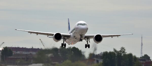 O avião MC-21, da corporação russa Irkut, levanta voo pela primeira vez, em Irkutsk - Sputnik Brasil