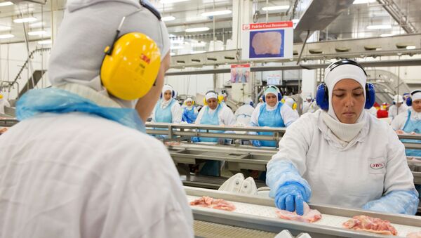 Unidade de produção de carne de frango da JBS - Sputnik Brasil