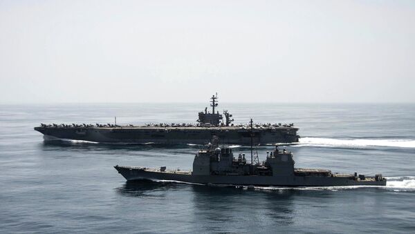 O porta-aviões USS Theodore Roosevelt (CVN 71) e o cruzador de mísseis guiados USS Normandy (CG 60) operam no Mar Arábico realizando operações de segurança marítima. Foto tirada em 21 de abril de 2015. - Sputnik Brasil