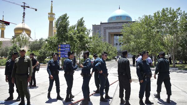 Polícia controlando a situação perto do Mausoléu do aiatolá Khomeini após ataque terrorista, em 7 de junho de 2017 - Sputnik Brasil