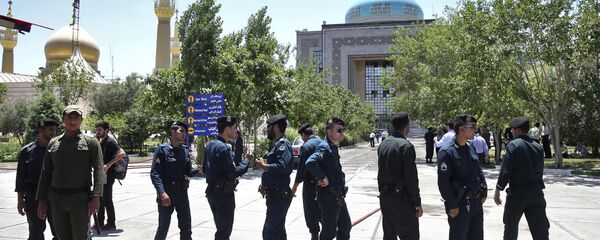 Polícia controlando a situação perto do Mausoléu do aiatolá Khomeini após ataque terrorista, em 7 de junho de 2017 - Sputnik Brasil