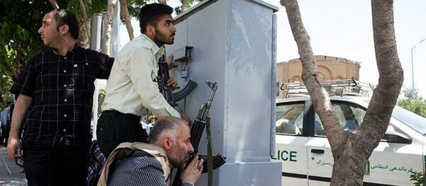 Membros das forças iranianas se escondem por detrás de uma parede durante o ataque contra o parlamento do Irã no dia 7 de junho de 2017 - Sputnik Brasil