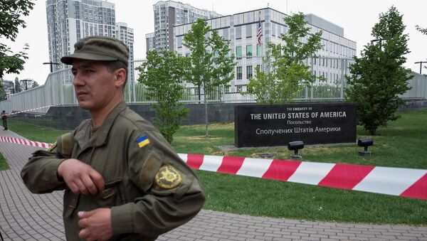 A member of the National Guard stands guard in front of the U.S. embassy in Kiev, Ukraine, June 8, 2017. - Sputnik Brasil