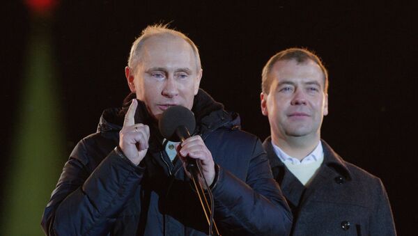 Dmitry Medvedev e Vladimir Putin participaram num comício na praça Manezhnaya (Moscou) - Sputnik Brasil