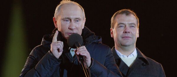 Dmitry Medvedev e Vladimir Putin participaram num comício na praça Manezhnaya (Moscou) - Sputnik Brasil