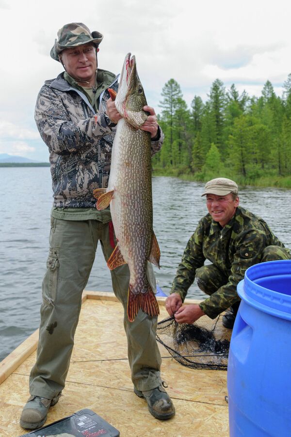 Vladimir Putin pesca durante as férias - Sputnik Brasil