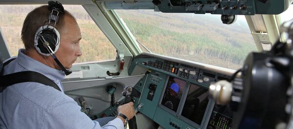 Vladimir Putin participa em combate contra incêndios florestais - Sputnik Brasil