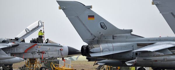Um técnico trabalhando em um caça Tornado alemão na base aérea de Incirlik, Turquia, em 21 de janeiro de 2017 - Sputnik Brasil