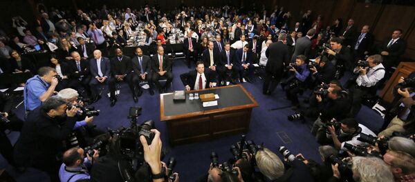 O ex-diretor do FBI James Comey depõe a uma audiência do Comitê de Inteligência do Senado sobre a alegada interferência da Rússia na eleição presidencial dos EUA de 2016. O ex-diretor do FBI James Comey depõe a uma audiência do Comitê de Inteligência do Senado sobre a alegada interferência da Rússia na eleição presidencial dos EUA de 2016. - Sputnik Brasil