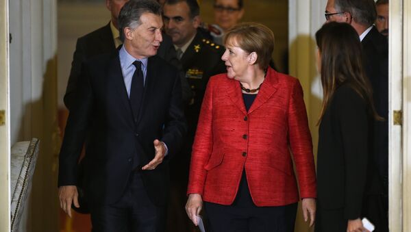 O presidente argentino Maurício Macri e a primeira-ministra alemã Angela Merkel deixam a reunião que mantiveram na Casa Rosada, sede do governo da Argentina, em Buenos Aires - Sputnik Brasil