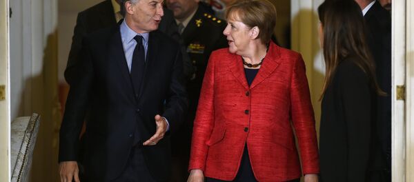 O presidente argentino Maurício Macri e a primeira-ministra alemã Angela Merkel deixam a reunião que mantiveram na Casa Rosada, sede do governo da Argentina, em Buenos Aires - Sputnik Brasil