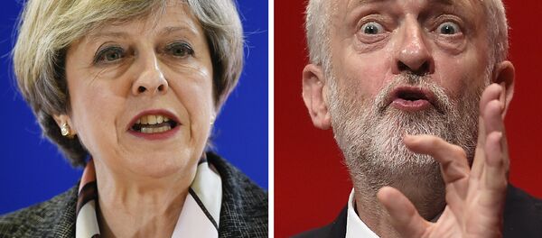 Uma combinação de imagens mostra que a primeira ministra britânica e a líder do Partido Conservador, Theresa May em conferência de imprensa durante uma Cúpula Europeia na sede da UE em Bruxelas em 9 de março de 2017, e a principal oposição britânica, o trabalhista, Jeremy Corbyn, falando no quarto dia da conferência anual do Partido Trabalhista em Liverpool, noroeste da Inglaterra em 28 de setembro de 2016. - Sputnik Brasil