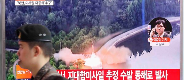 Soldado sul-coreano passa por uma TV que transmite uma reportagem a respeito do mais recente teste com mísseis da Coreia do Norte - Sputnik Brasil