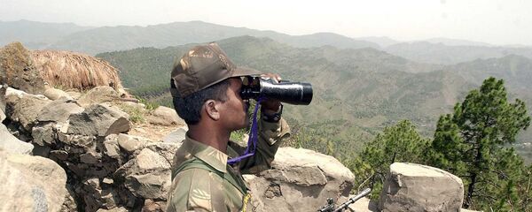 Um soldado indiano olhando pelo binóculo a 200 km da Linha de Controle que separa Índia e Paquistão (foto de aqruivo) - Sputnik Brasil
