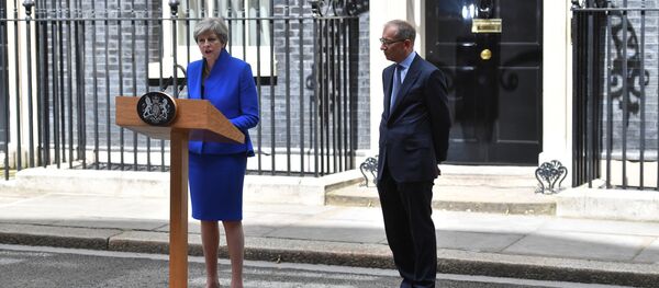 Primeira-ministra britânica, Theresa May, após reunião com a Rainha Elizabeth II, em anúncio de que recebeu autorização para formação de novo governo, 9 de junho de 2017 - Sputnik Brasil