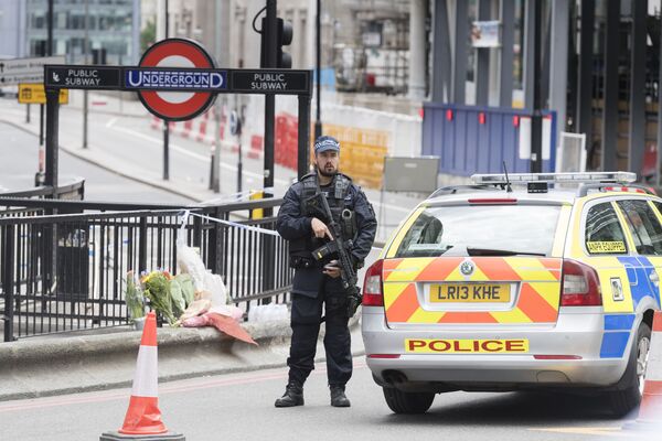 Barreira policial britânica na Ponte de Londres depois do atentado que ocorreu na noite de 4 de junho - Sputnik Brasil