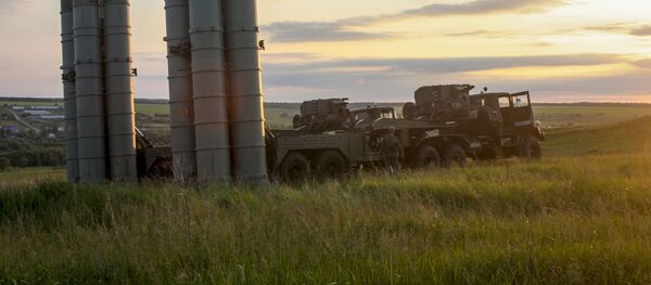 Sistemas russos S-300 durante os treinamentos bilaterais de grande escala da defesa antiaérea e da aviação da Região Militar Ocidental - Sputnik Brasil