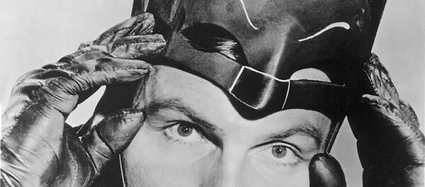 Imagem do ator americano Adam West na pele do personagem Batman, protagonizado por ele em uma série de TV nos anos 1960 - Sputnik Brasil