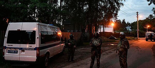 Polícia russa cerca uma casa onde está um homem que abriu fogo contra pessoas que estavam na rua, matando pelo menos quatro delas - Sputnik Brasil