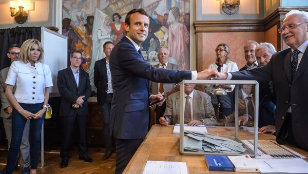 O presidente francês Emmanuel Macron vota em um ds círculos eleitorais na comuna Le Touquet-Paris-Plage, no âmbito do primeiro turno das legislativas em 11 de junho de 2017 - Sputnik Brasil