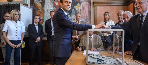 O presidente francês Emmanuel Macron vota em um ds círculos eleitorais na comuna Le Touquet-Paris-Plage, no âmbito do primeiro turno das legislativas em 11 de junho de 2017 - Sputnik Brasil