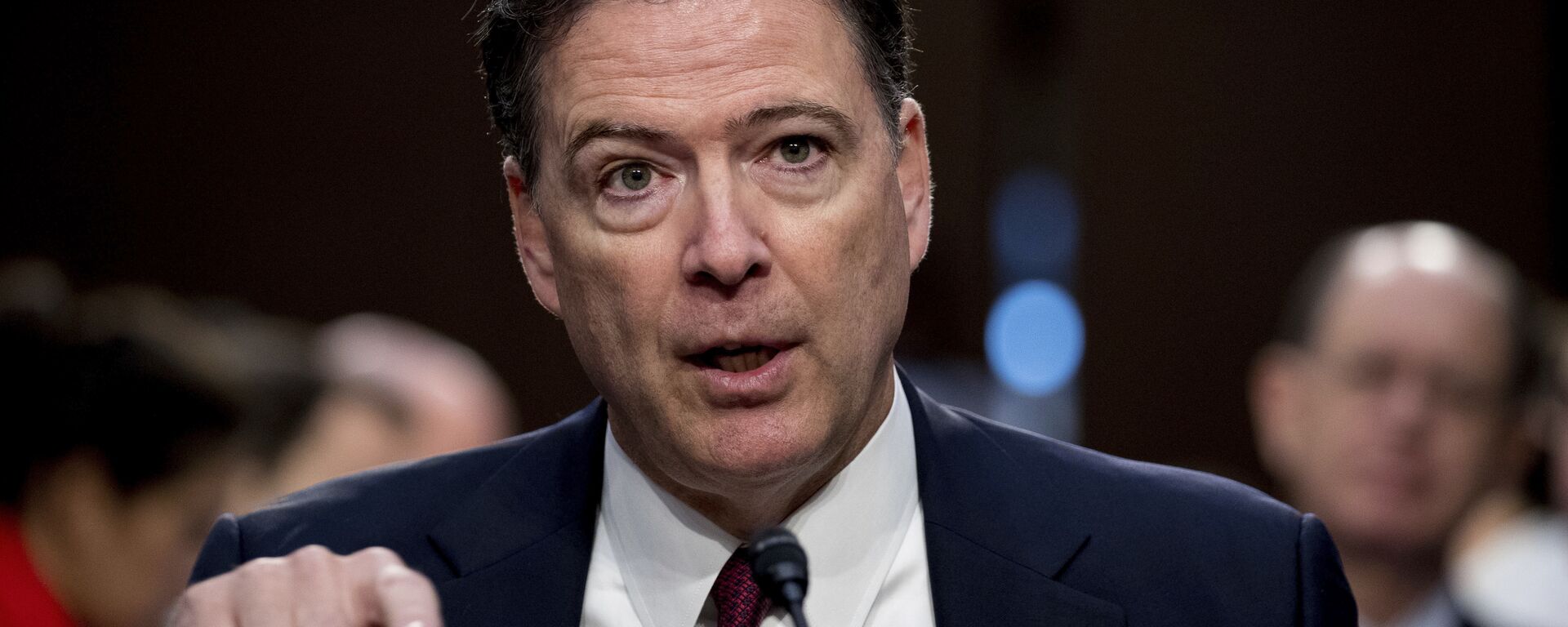 Ex-diretor do FBI James Comey, no Capitólio. Washington, D.C., 8 de junho de 2017  - Sputnik Brasil, 1920, 28.04.2026