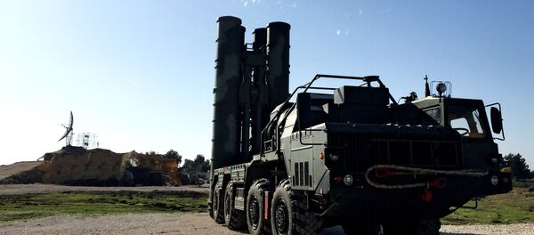 O sistema da defesa antiaérea S-400 instalado na base militar russa Hmeymim, na Síria - Sputnik Brasil