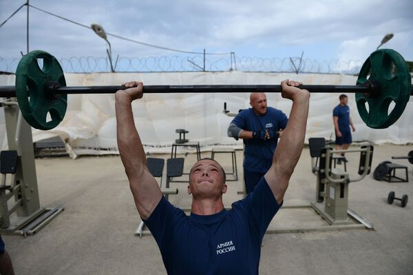 Militares russos treinam na academia da base aérea russa Hmeymim, na Síria - Sputnik Brasil