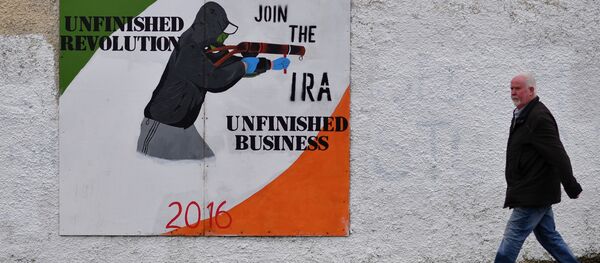 Homem cruza a área de Bogside, na Irlanda do Norte, no dia 22 de março de 2017, quando foi enterrado Martin McGuiness, um dos ex-comandante do grupo terrorista Exército Republicano Irlandês (IRA, na sigla em inglês) - Sputnik Brasil