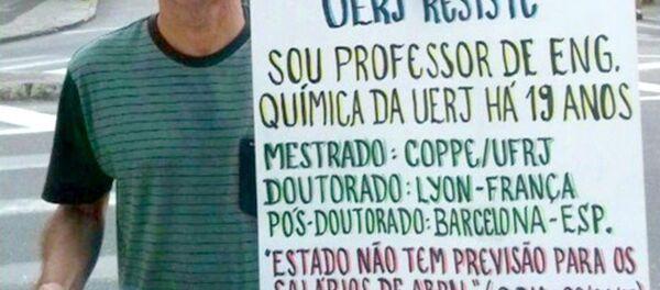 Professor Evandro Brum Pereira disse que ficou emocionado com tantos contatos com oferta de emprego e dinheiro após sua foto com o protesto viralizar nas redes sociais - Sputnik Brasil
