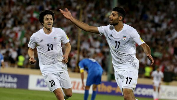 Sardar Azmoun e Mehdi Taremi comemoram vitória do Irã sobre Uzbequistão, no estádio Azadi, pelas Eliminatórias para a Copa do Mundo de 2018 - Sputnik Brasil